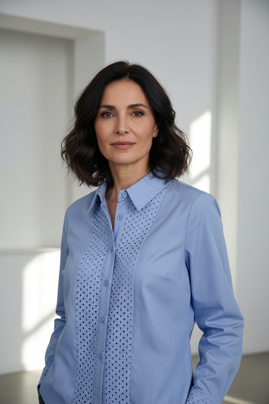 Camisa CA-5186 azul modelo española fondo arquitectónico