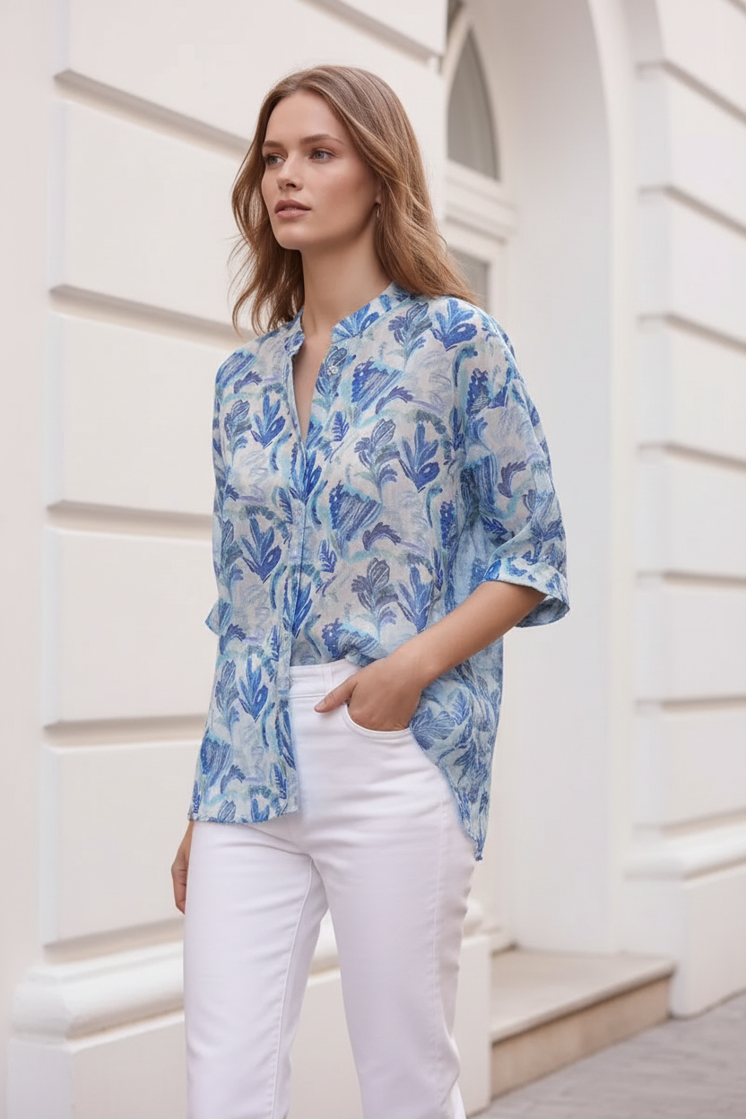 Camisa estampado azul - modelo española fondo arquitectónico