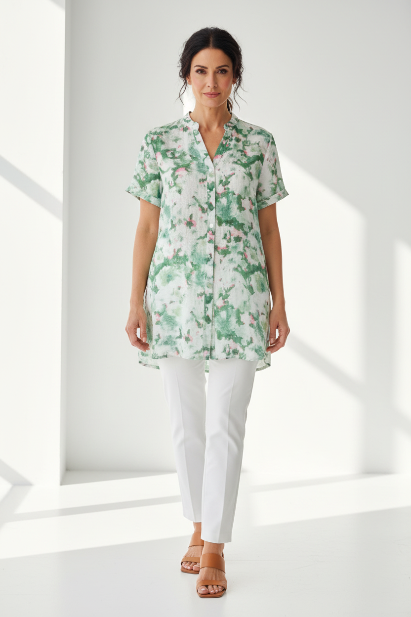 Camisa floral acuarela verde menta en modelo