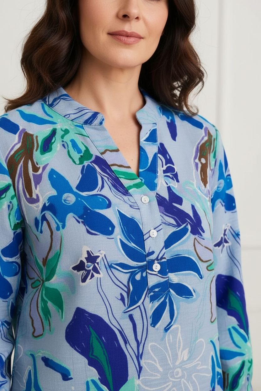 Camisa floral azul detalle