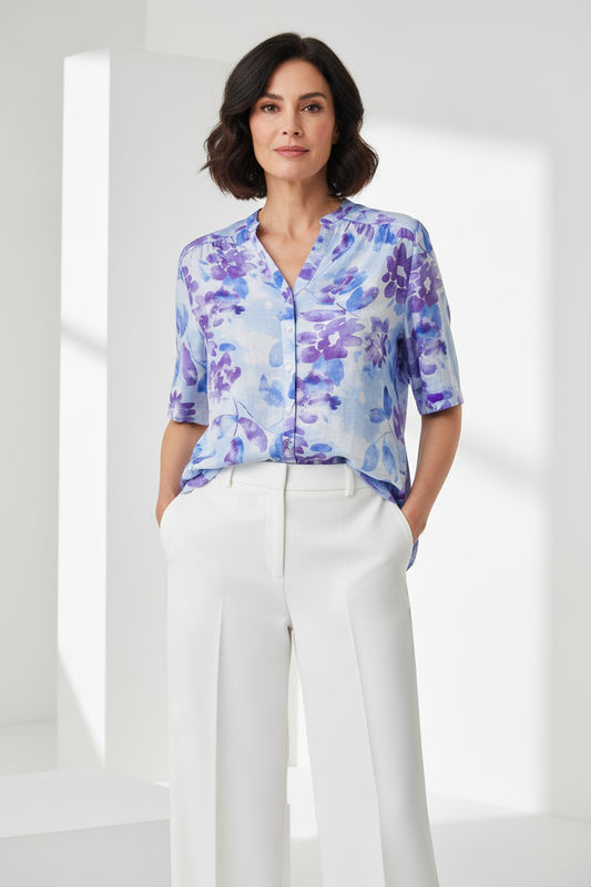 Camisa floral suelta por fuera pantalón sastre blanco