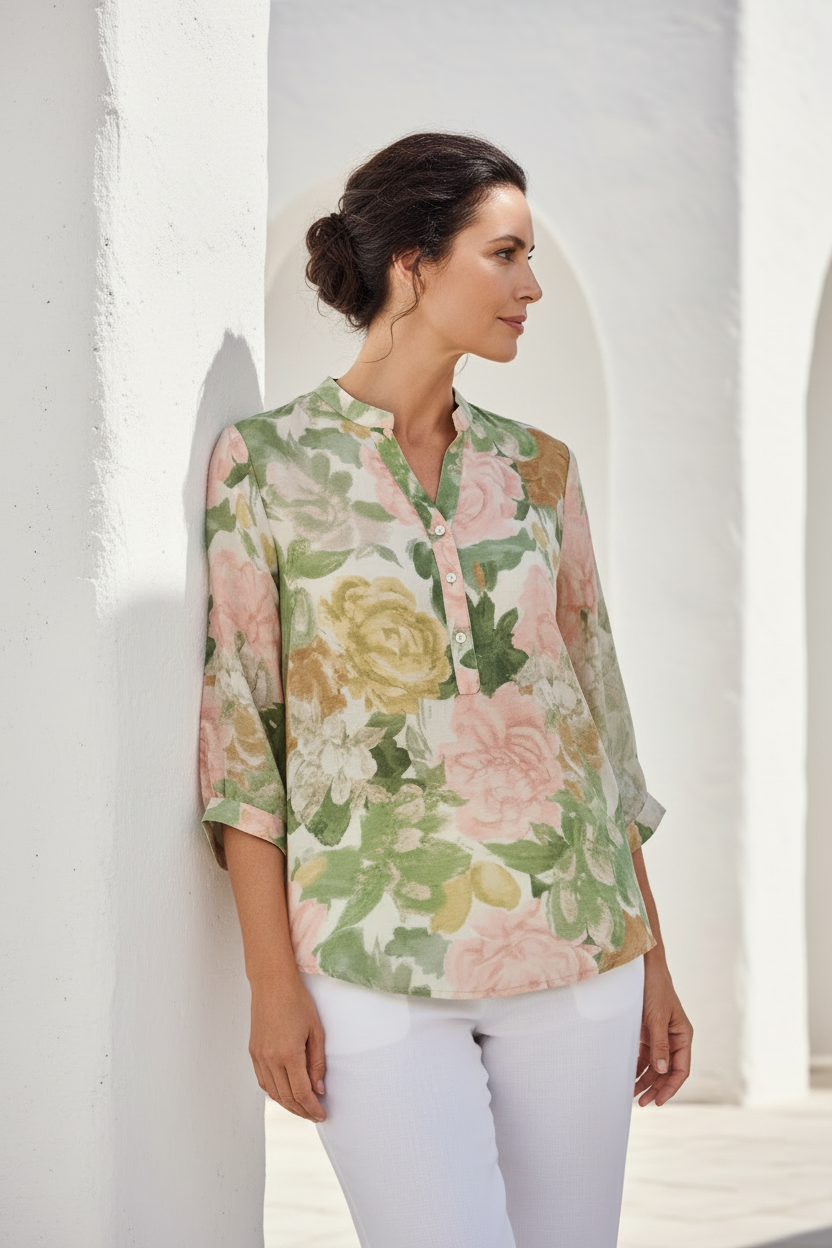 Camisa floral verde pose dinámica