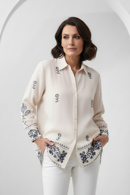 Camisa floral vista frontal mujer madura