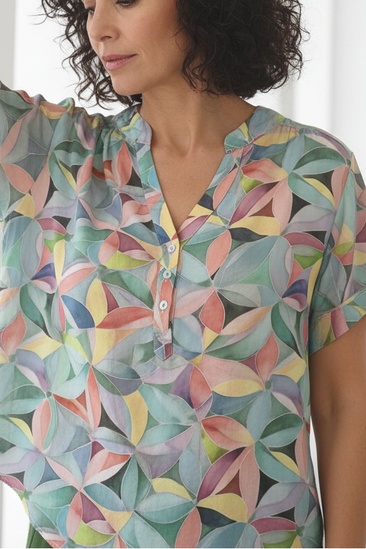 Camisa geométrica detalle pose editorial