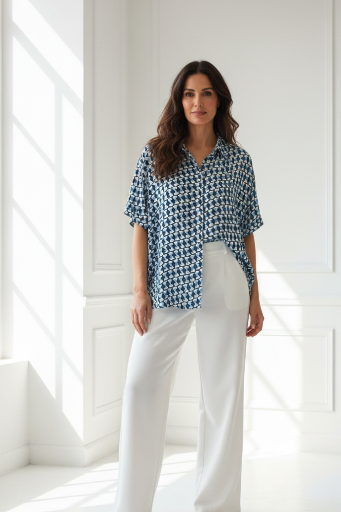 Camisa geométrica retro azul negro blanco modelo española