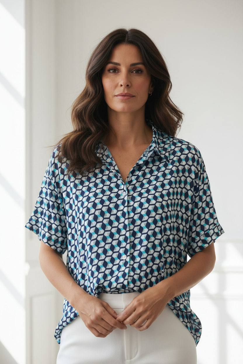 Camisa geométrica retro detalle