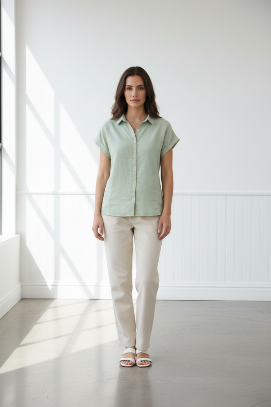 Camisa lino verde salvia modelo española fondo blanco