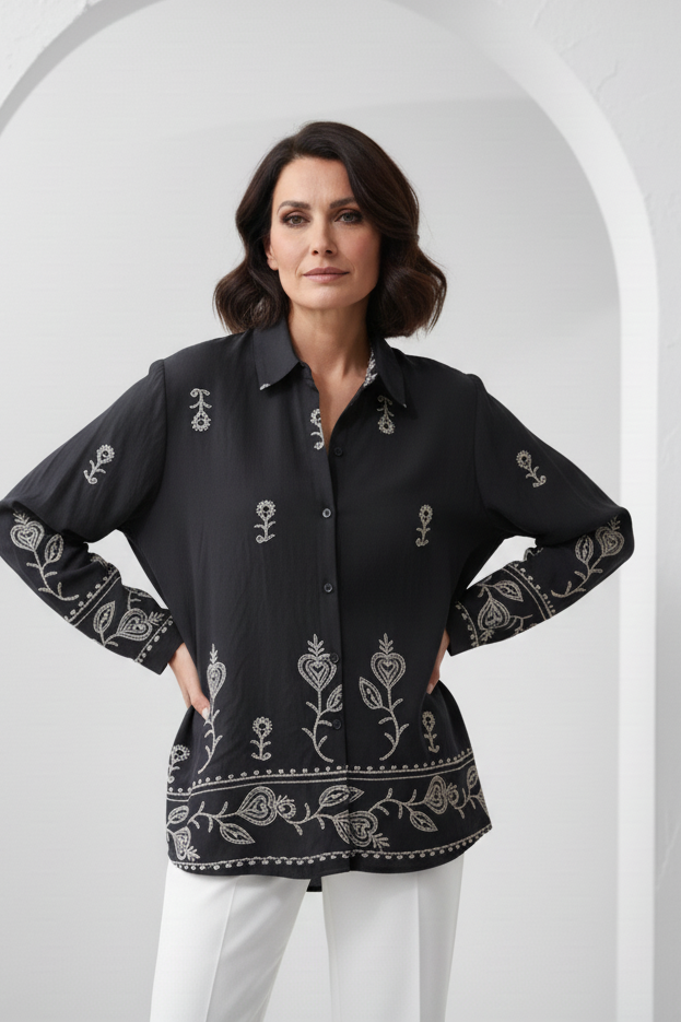 Camisa negra bordado - por fuera del pantalón blanco