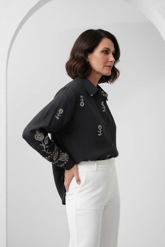 Camisa negra bordado - vista lateral