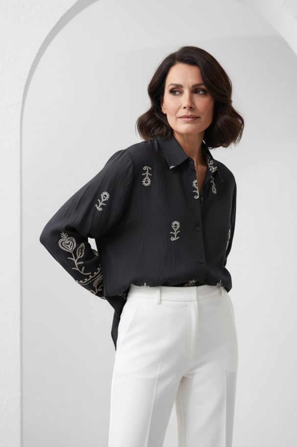 Camisa negra con pantalón blanco