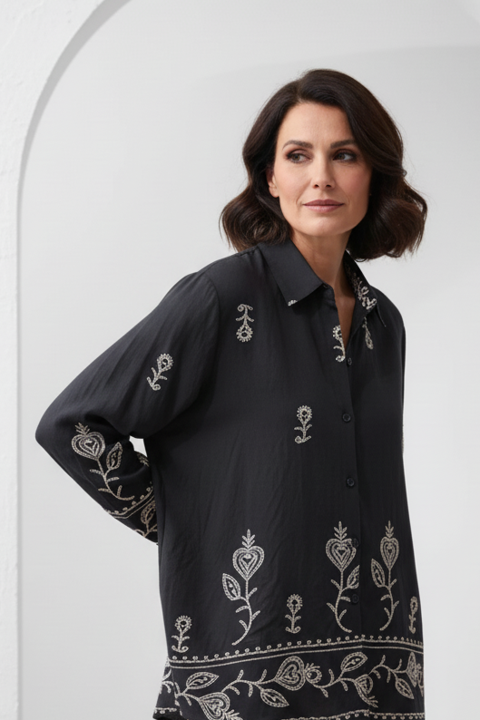 Camisa negra floral con modelo española