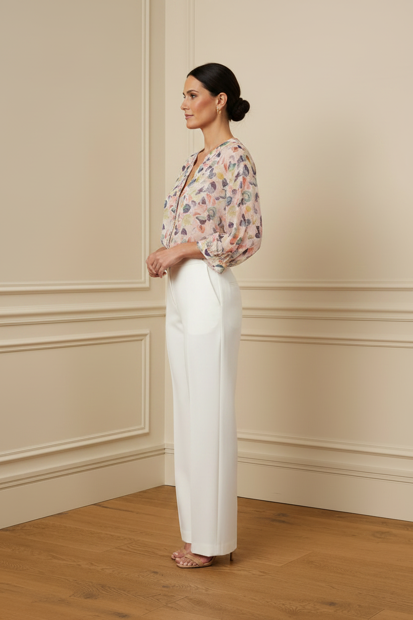 Camisa pétalos acuarela pantalón blanco vista lateral