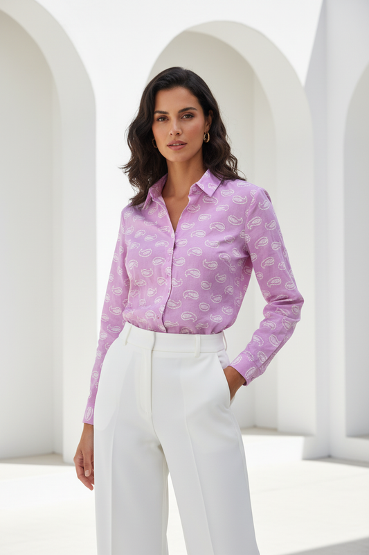 Camisa paisley lila con pantalón blanco