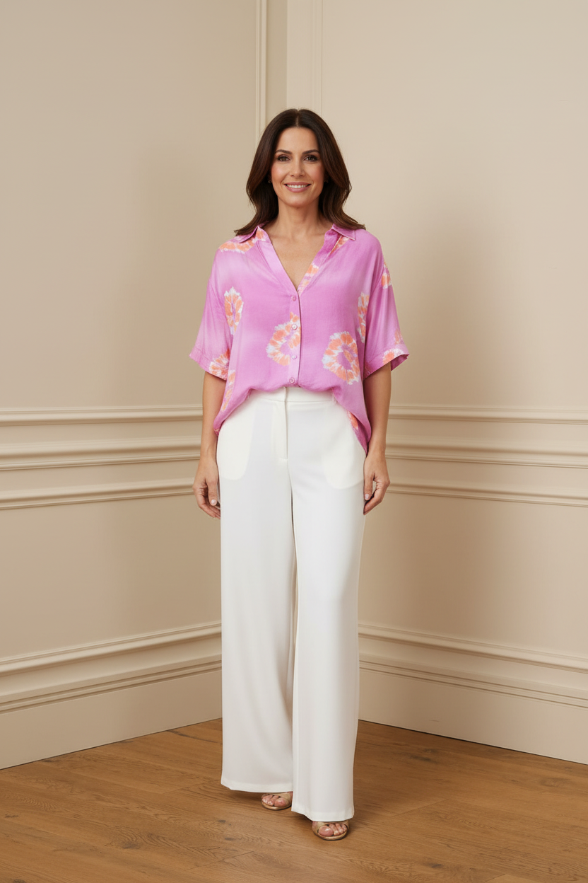 Camisa tie-dye fucsia con pantalón blanco - frontal v2