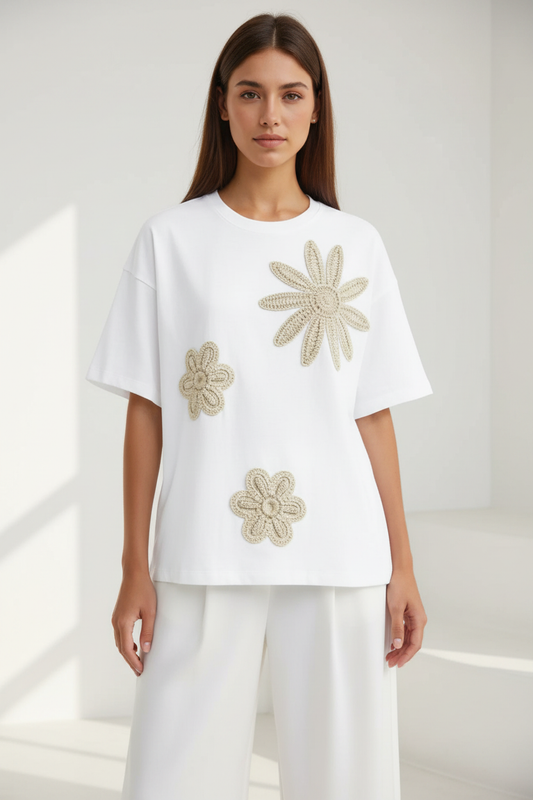 Camiseta blanca con flores bordadas