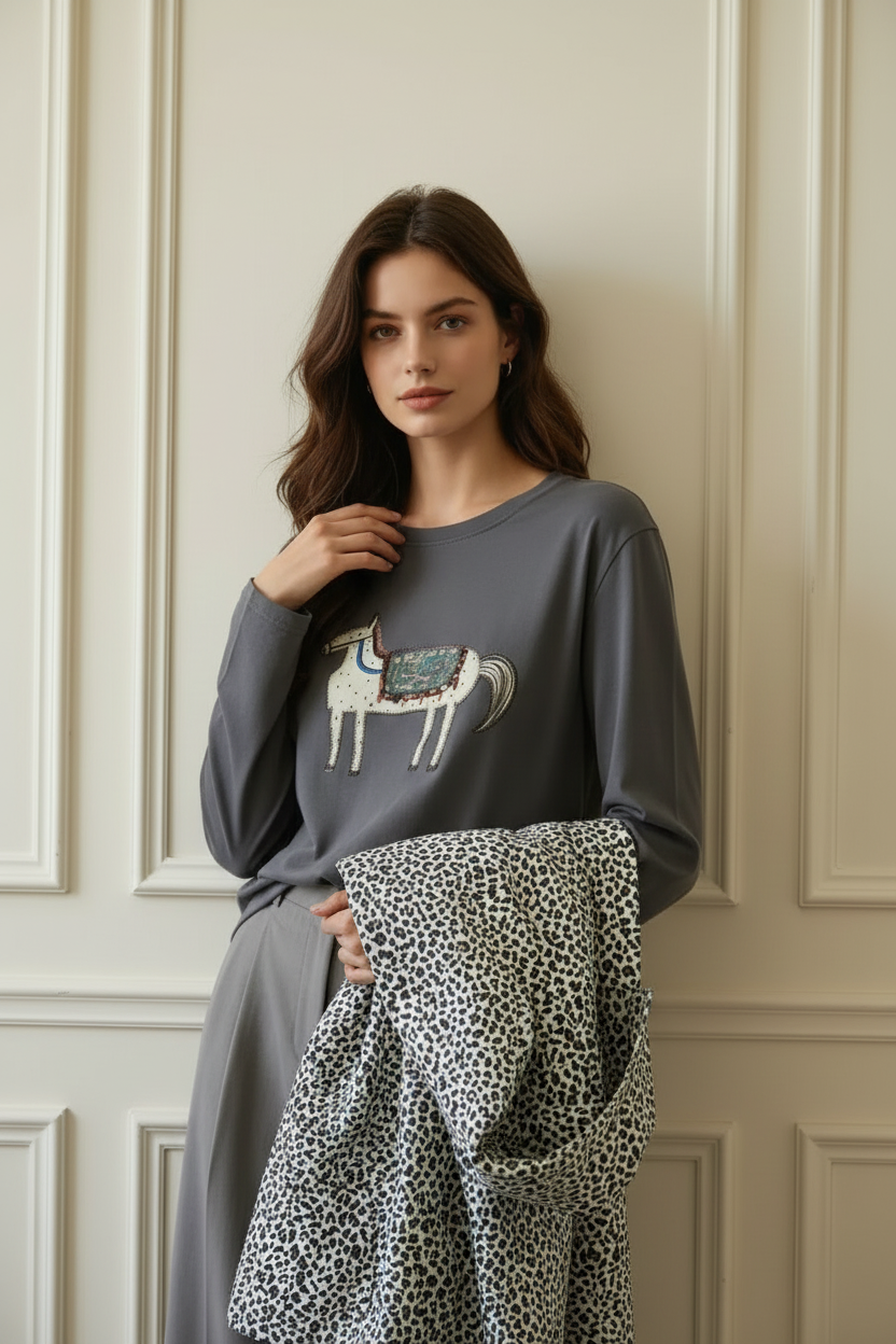 Camiseta gris + chubasquero en mano