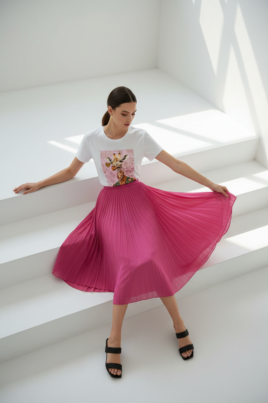 Camiseta jirafa con falda fucsia - vista cenital editorial