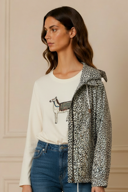 Camiseta bordado potra — modelo con cazadora en mano