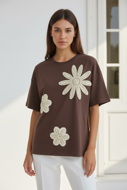 Camiseta marrón chocolate con flores bordadas - frontal