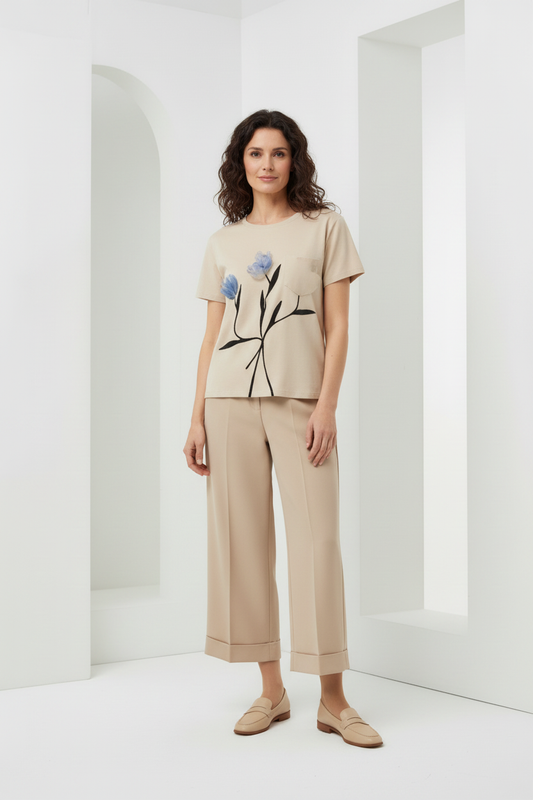Camiseta tulipanes con pantalón beis