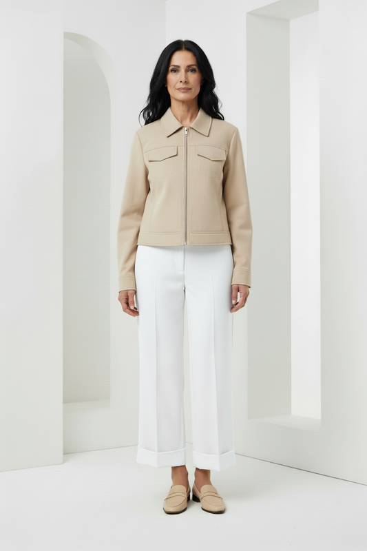 Cazadora beis con pantalón blanco