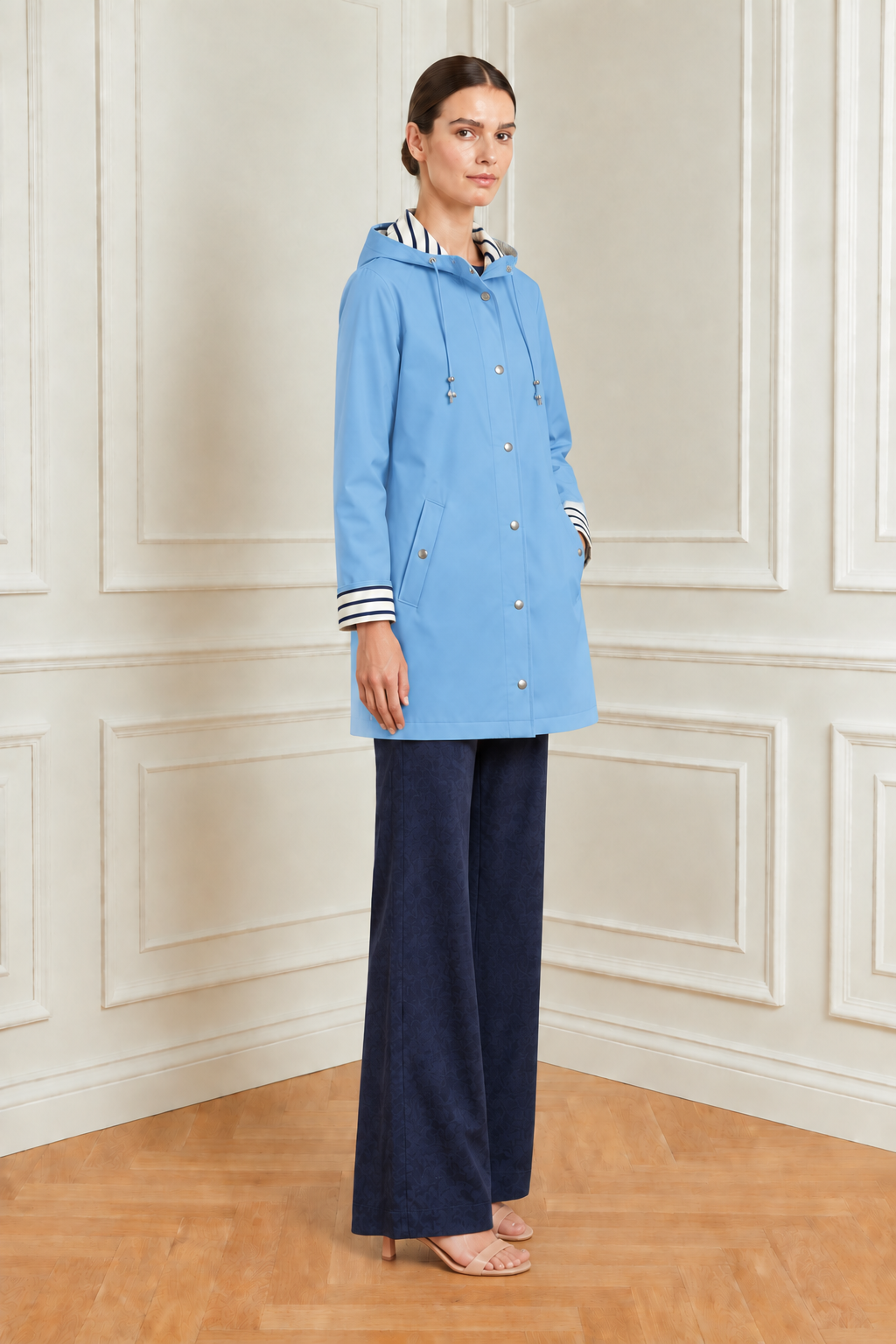 Chubasquero azul claro con pantalón de pierna ancha