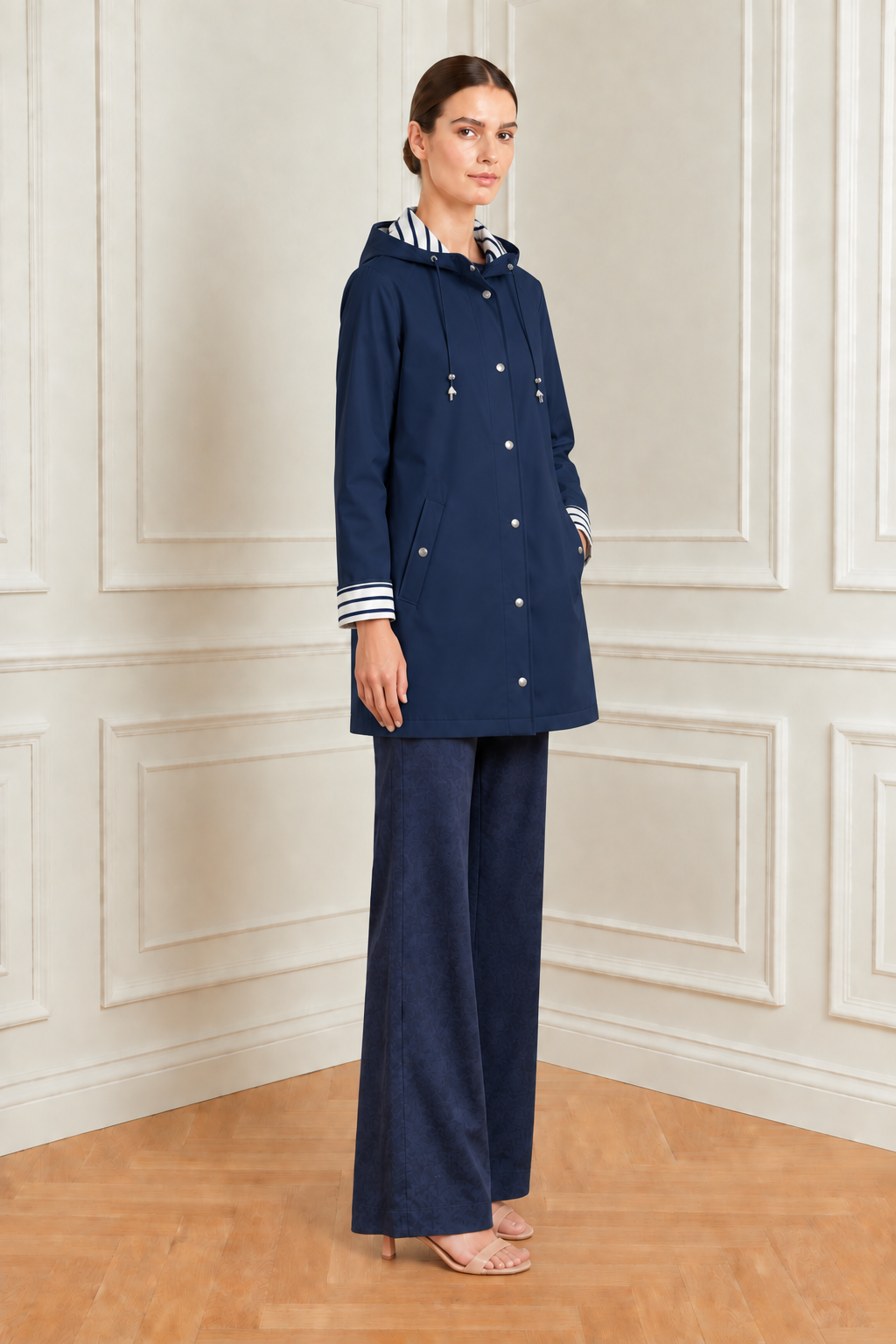 Chubasquero azul marino con pantalón de pierna ancha