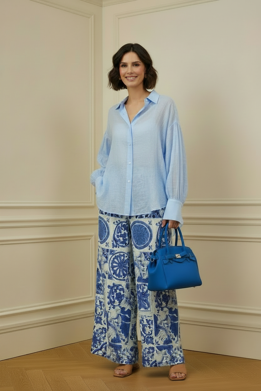 Conjunto con blusa azul muy clara, puño clásico y tejido fino