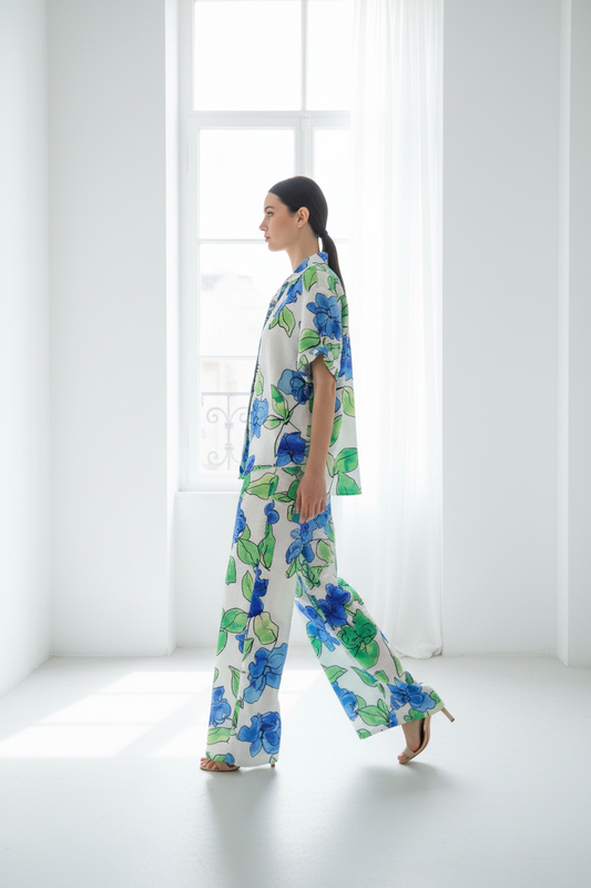 Conjunto floral de lado caminando