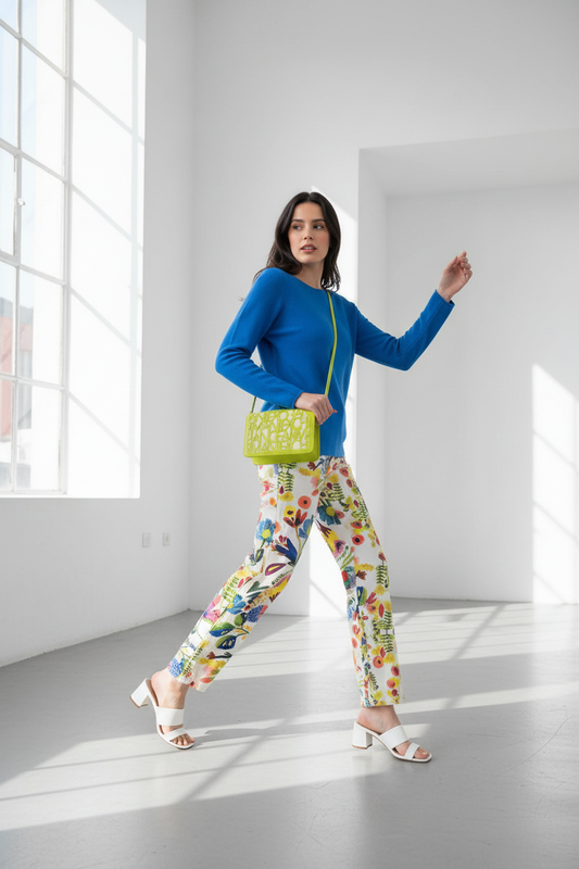 Conjunto jersey azul, pantalón floral y bolso