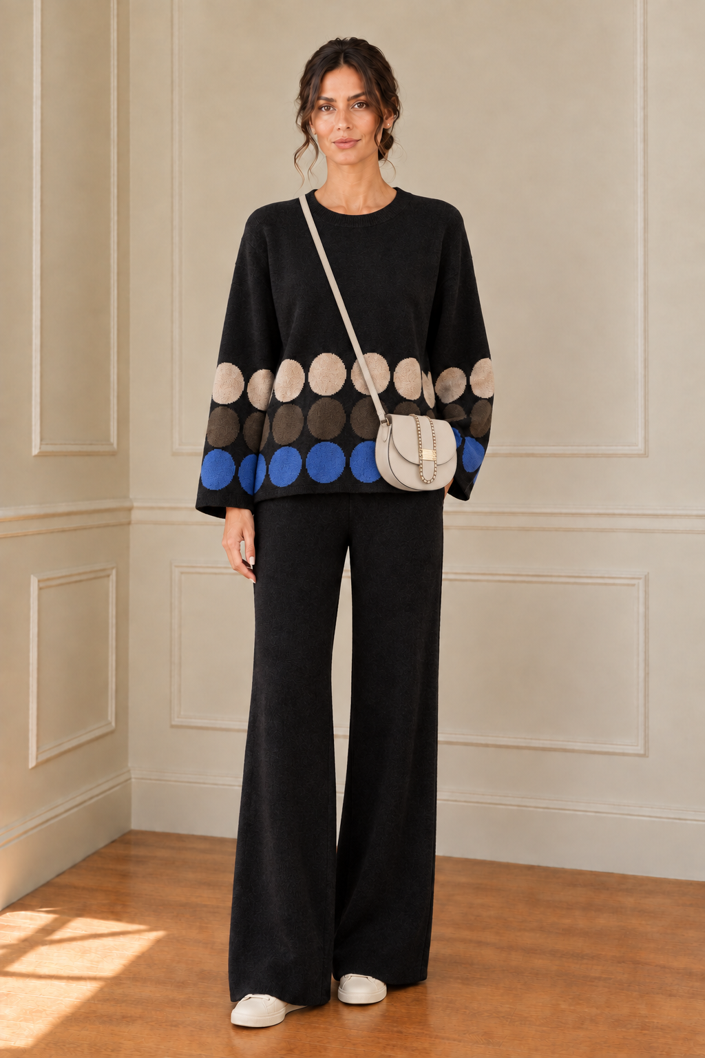 Conjunto negro con bolso beige cruzado