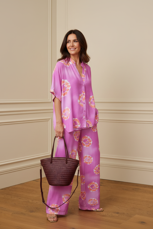 Pantalón wide leg tie-dye fucsia - 3/4 con bolso burdeos