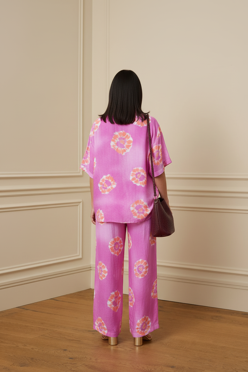 Pantalón wide leg tie-dye fucsia - espalda con bolso burdeos