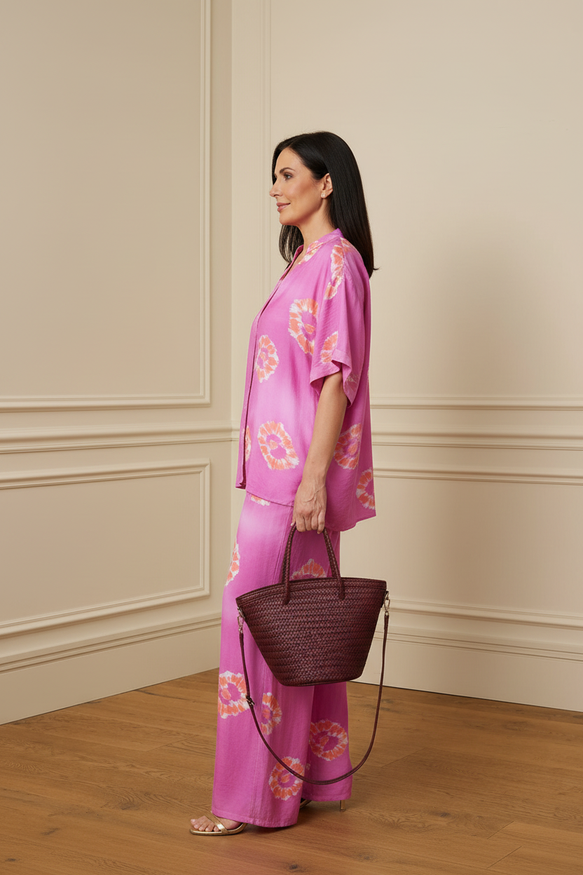 Pantalón wide leg tie-dye fucsia - lateral con bolso burdeos