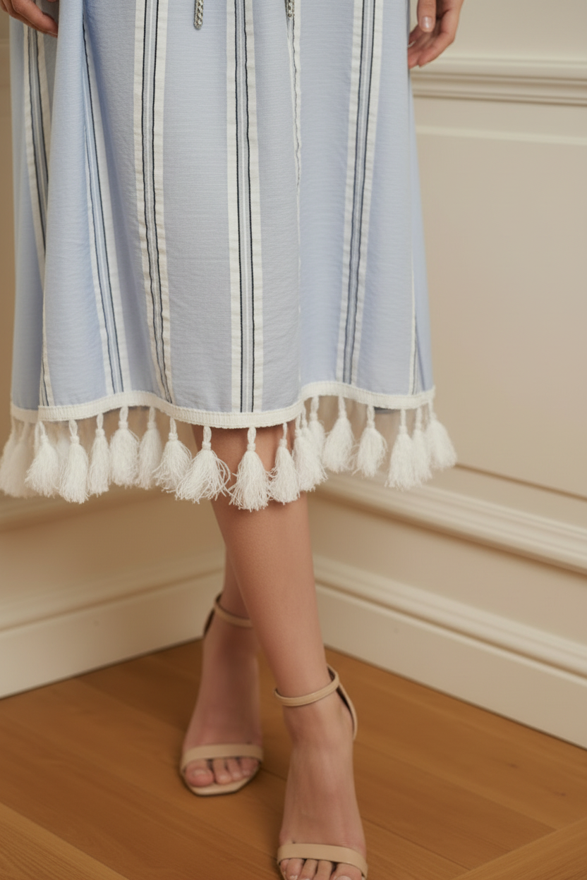Detalle borlas bajo vestido azul rayas con modelo