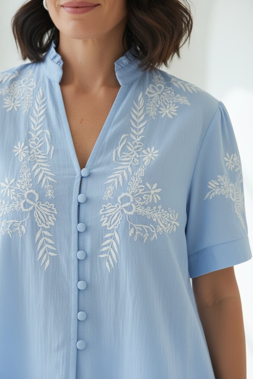 Detalle camisa azul celeste bordado blanco