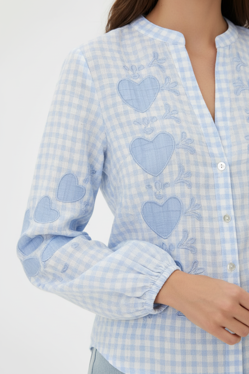 Detalle camisa de nubes azul y blanco