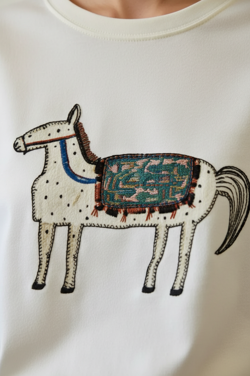 Camiseta bordado potra — close-up ilustración potra