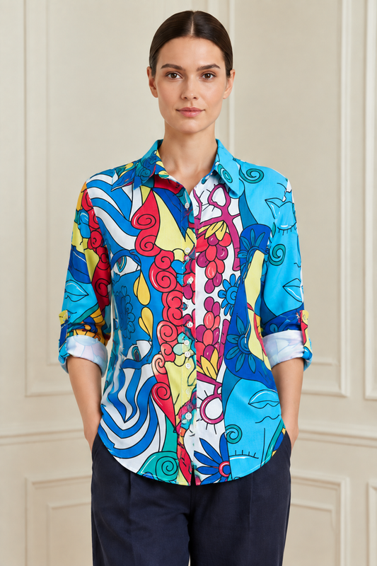 Detalle de la camisa estampada multicolor