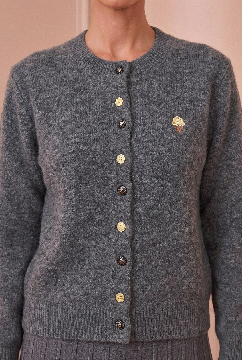 Detalle de la chaqueta gris