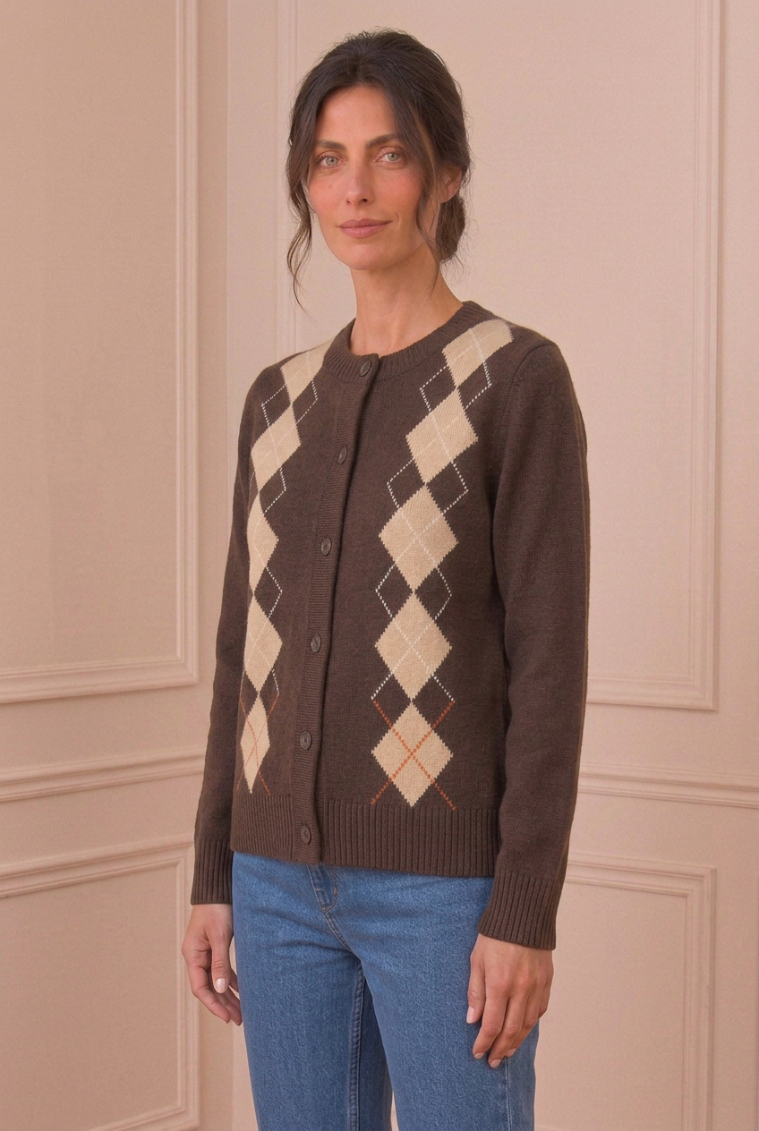Detalle de tres cuartos de la chaqueta marrón con rombos beige