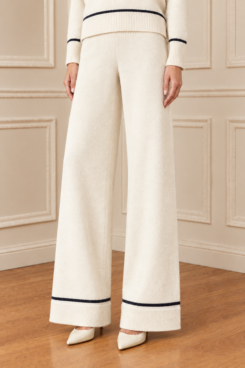 Detalle del pantalón de tricot y los ribetes del bajo