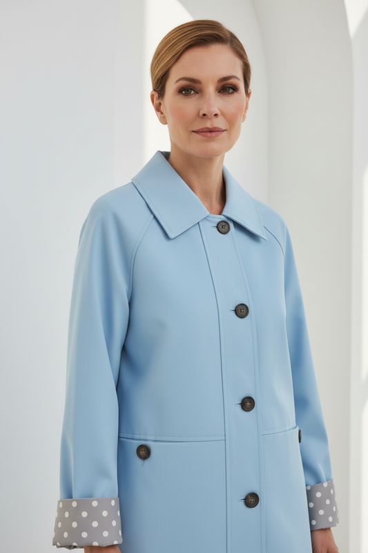 Detalle gabardina azul celeste