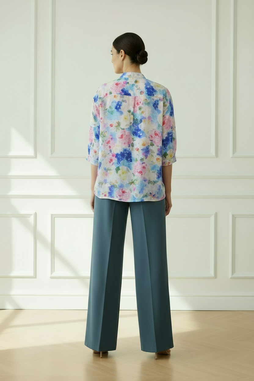 Espalda - camisa floral azul rosa + pantalón azul