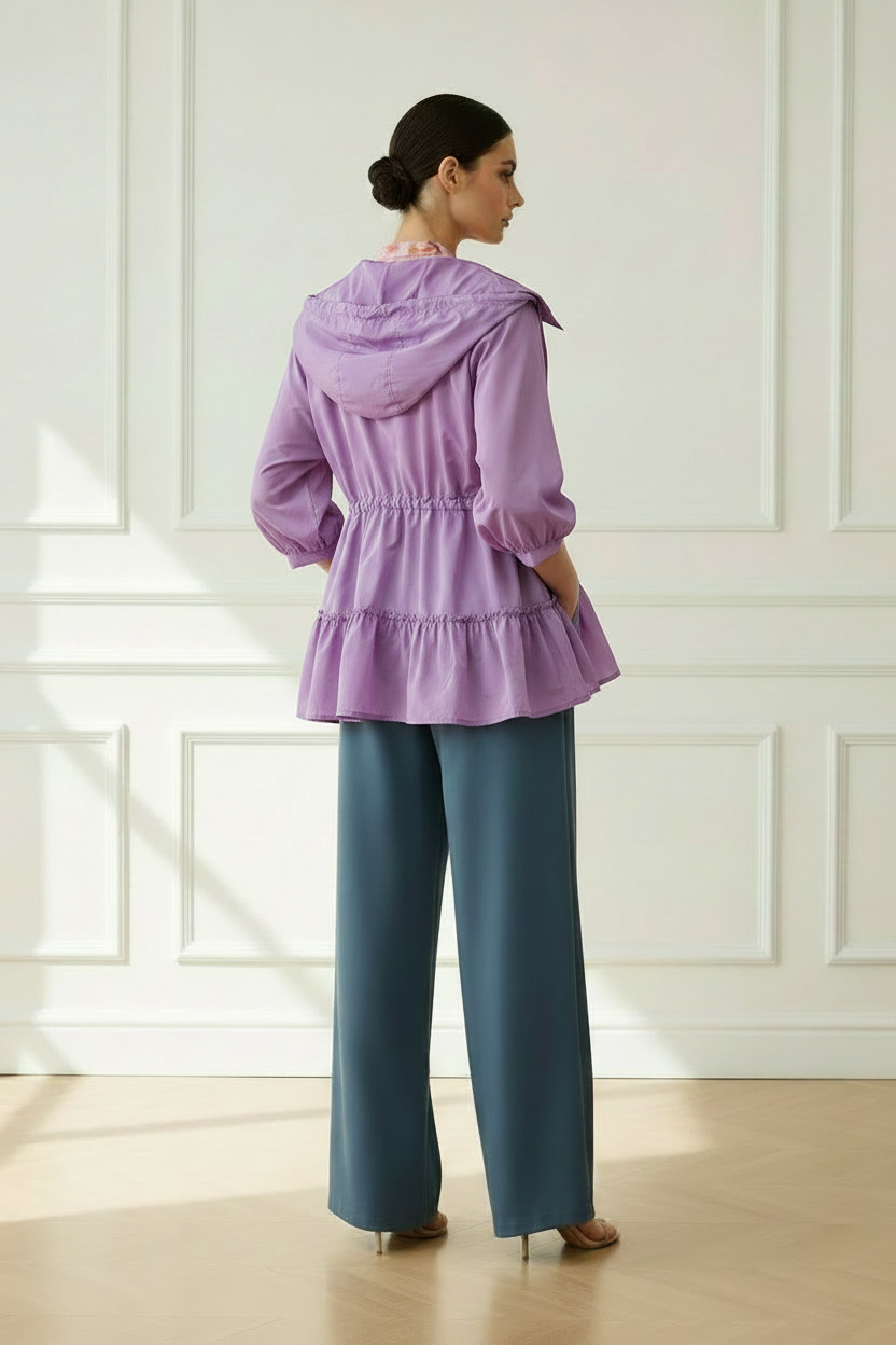 Espalda - conjunto completo con gabardina lila abierta