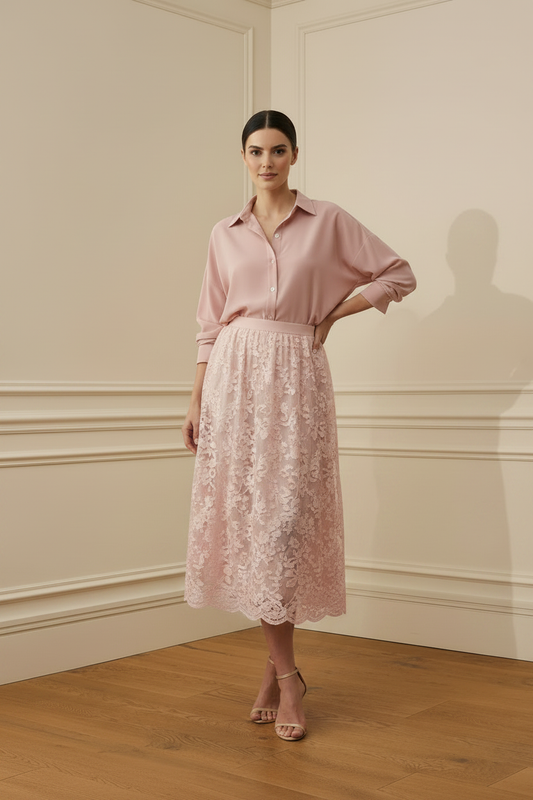Falda encaje pieza única rosa camisa rosa sandalia nude