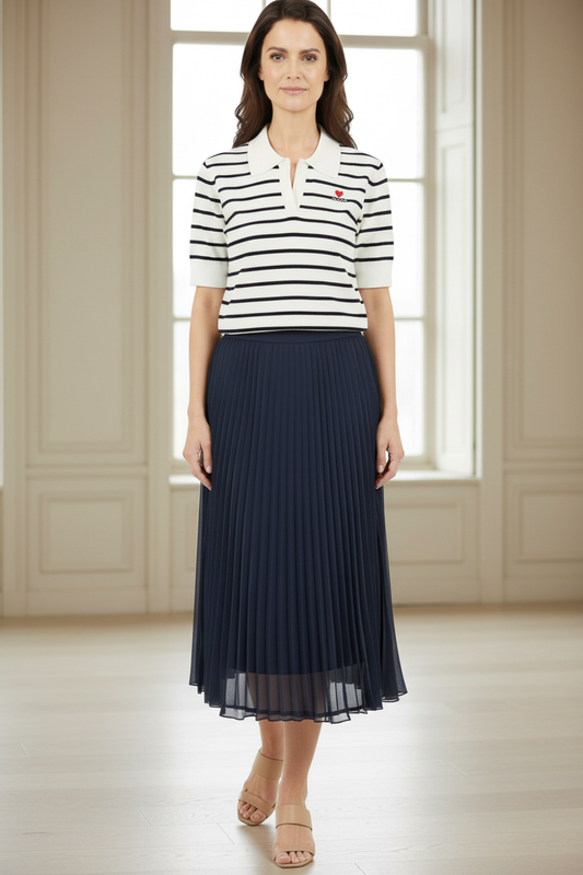 Falda plisada azul marino - Vista frontal en estancia