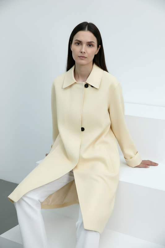 Gabardina amarilla cenital sentada