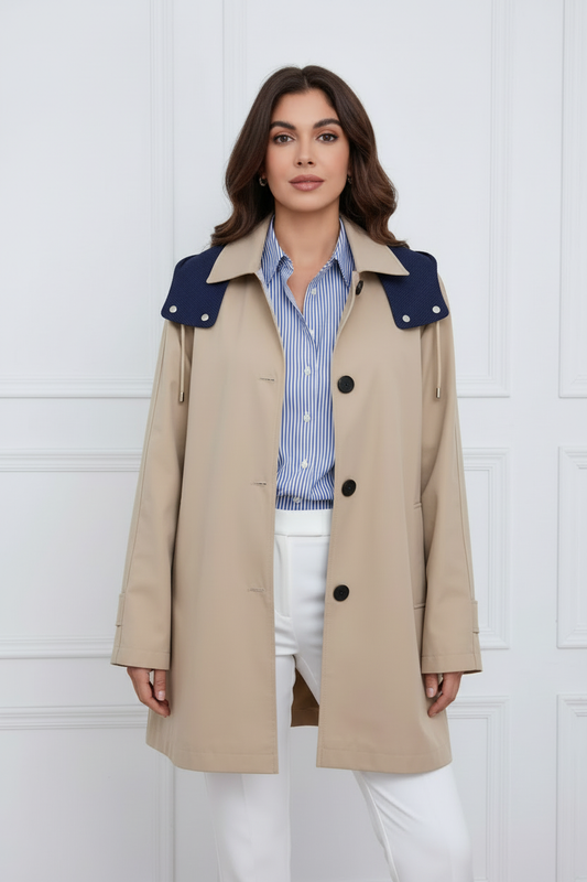 Gabardina beige con capucha azul marino