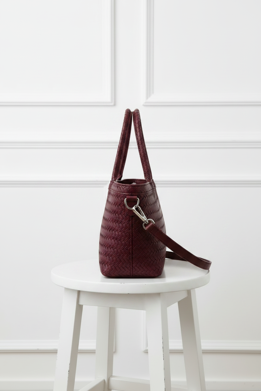 Bolso tote trenzado burdeos - vista lateral 2